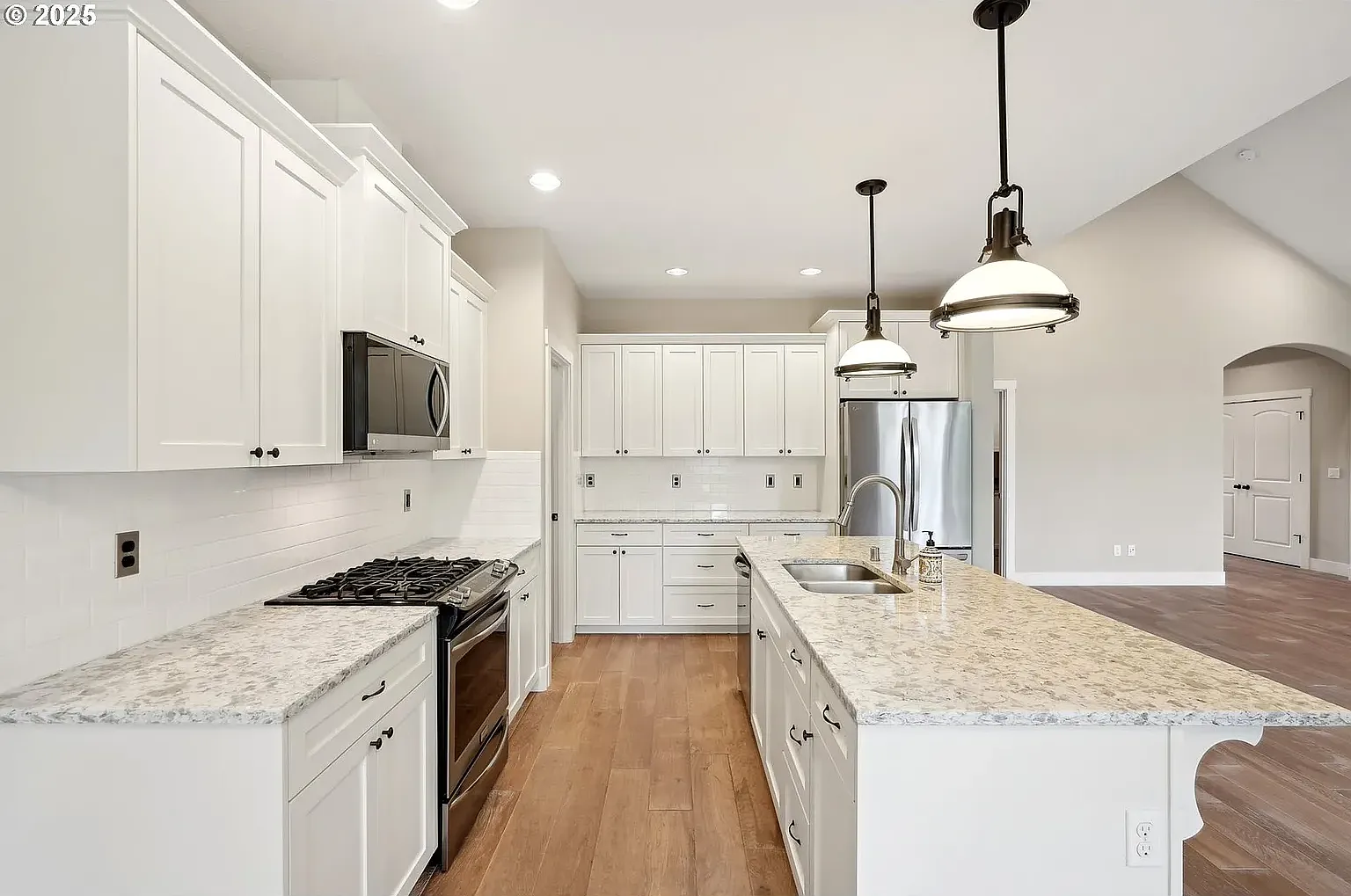 3 bed, 2523 sqft, $3,995 — Photo 4