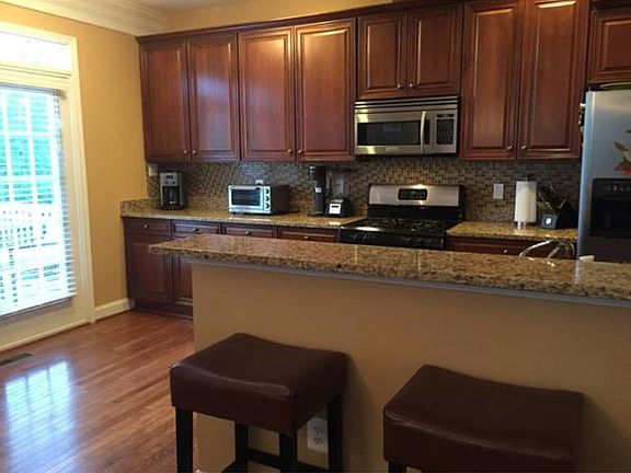 Granite/SS eat-in kitchen