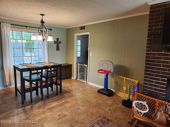 5th image of 2154 Pine Tree Rd