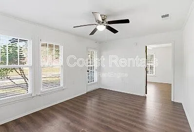 20 Martha Ave — Photo 7