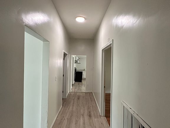 3rd image of 724 W Oak St