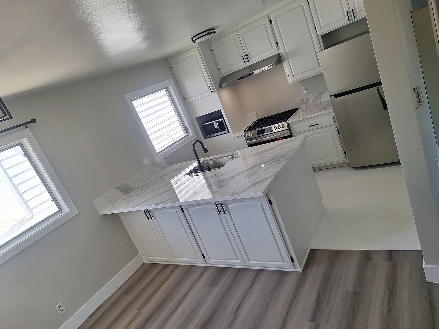 2 bed, 858 sqft, $3,750 — Photo 3