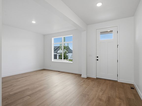 4th image of 1224 E Amaryllis Way