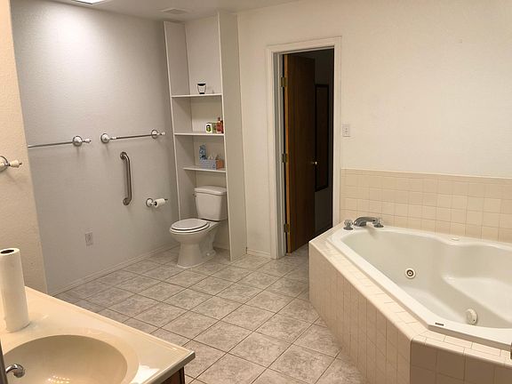 Huge Master Bath, Jetted Tub and Walk-in Closet