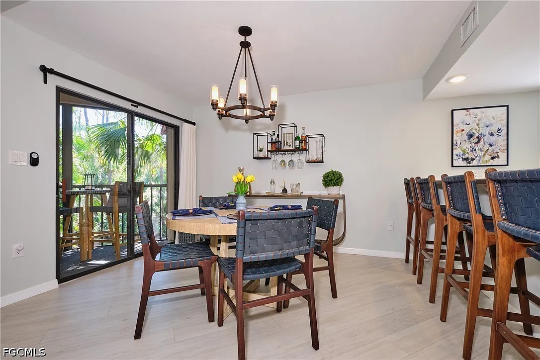 2 bed, 2.0 bath, 1110 sqft, $7,400 — Photo 4
