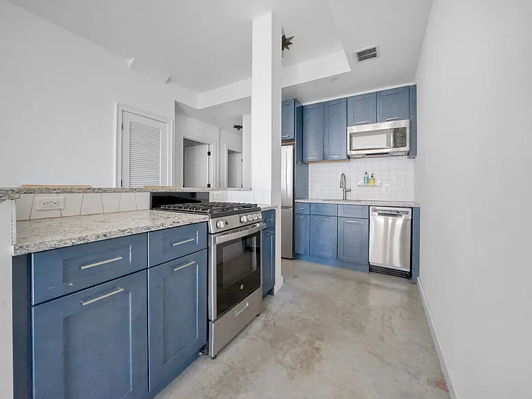38 Roebling St #2C — Photo 6