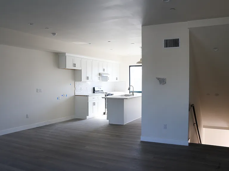 546 N Lark Ellen Ave #4 — Photo 5