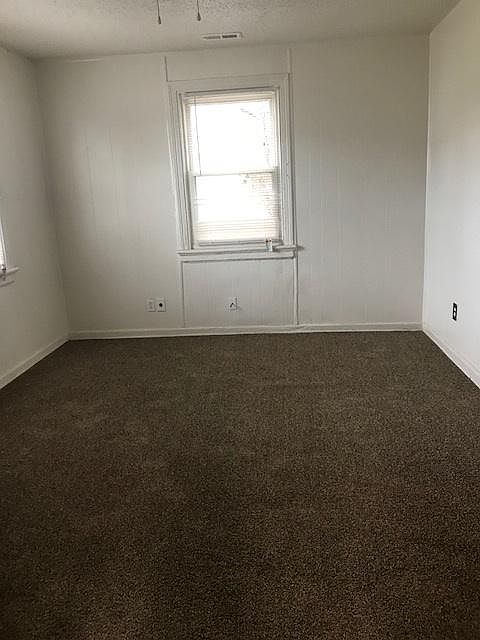 2nd image of 987 Philpotts Rd