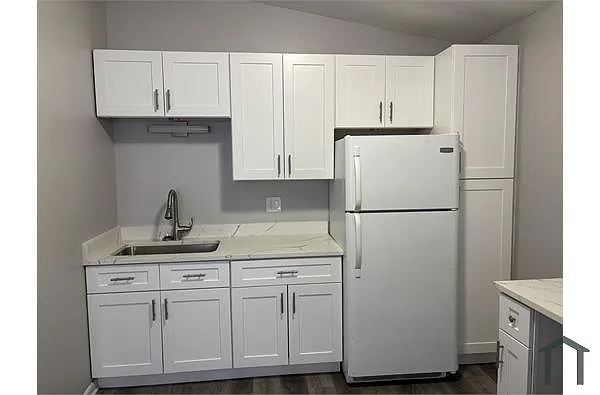 Building Photo - 930 N Cedar Lake Rd #1E