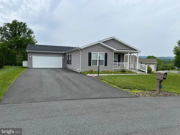 2 Egret Ct, Bechtelsville, PA 19505
