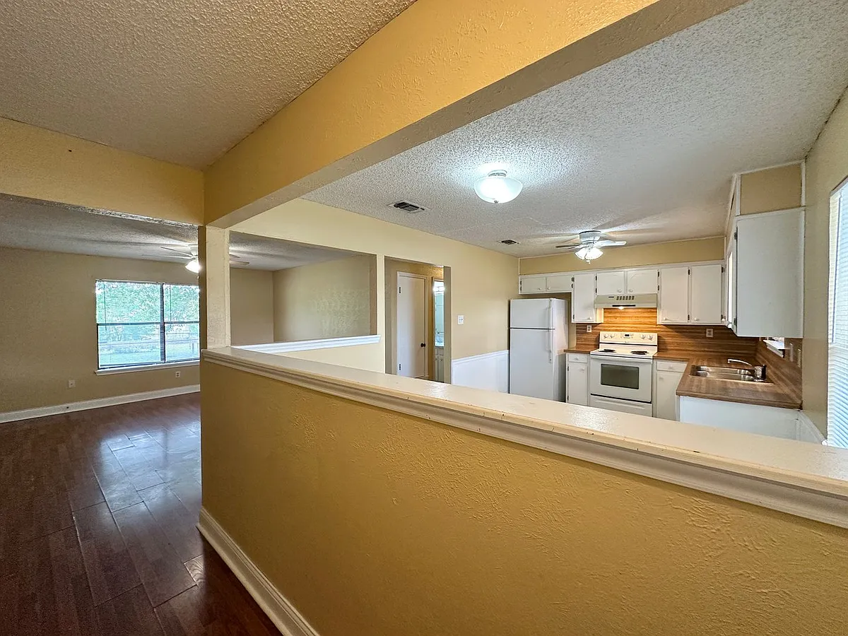 Building Photo - 2101 Spicewood Dr