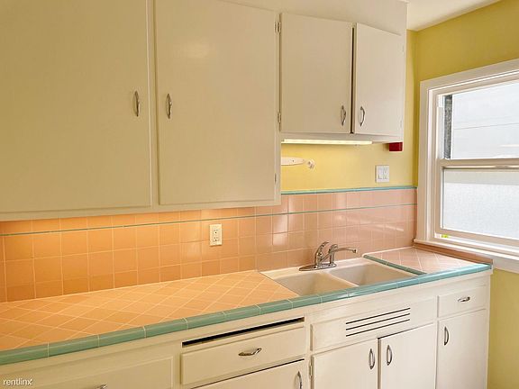 5th image of 250 Castro St APT 8