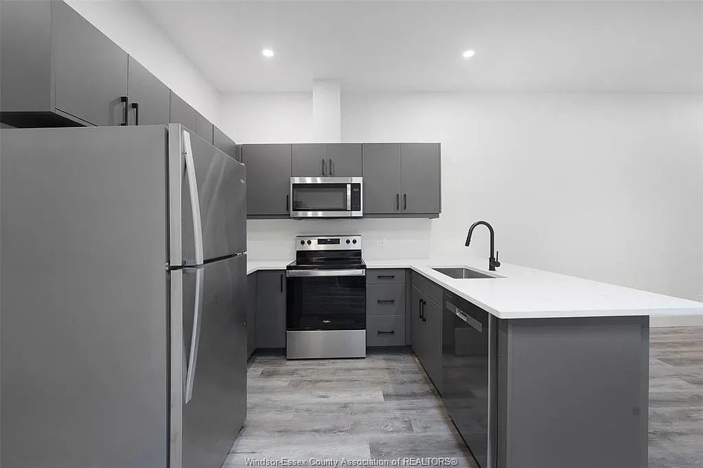 930 Marion Ave — Photo 3