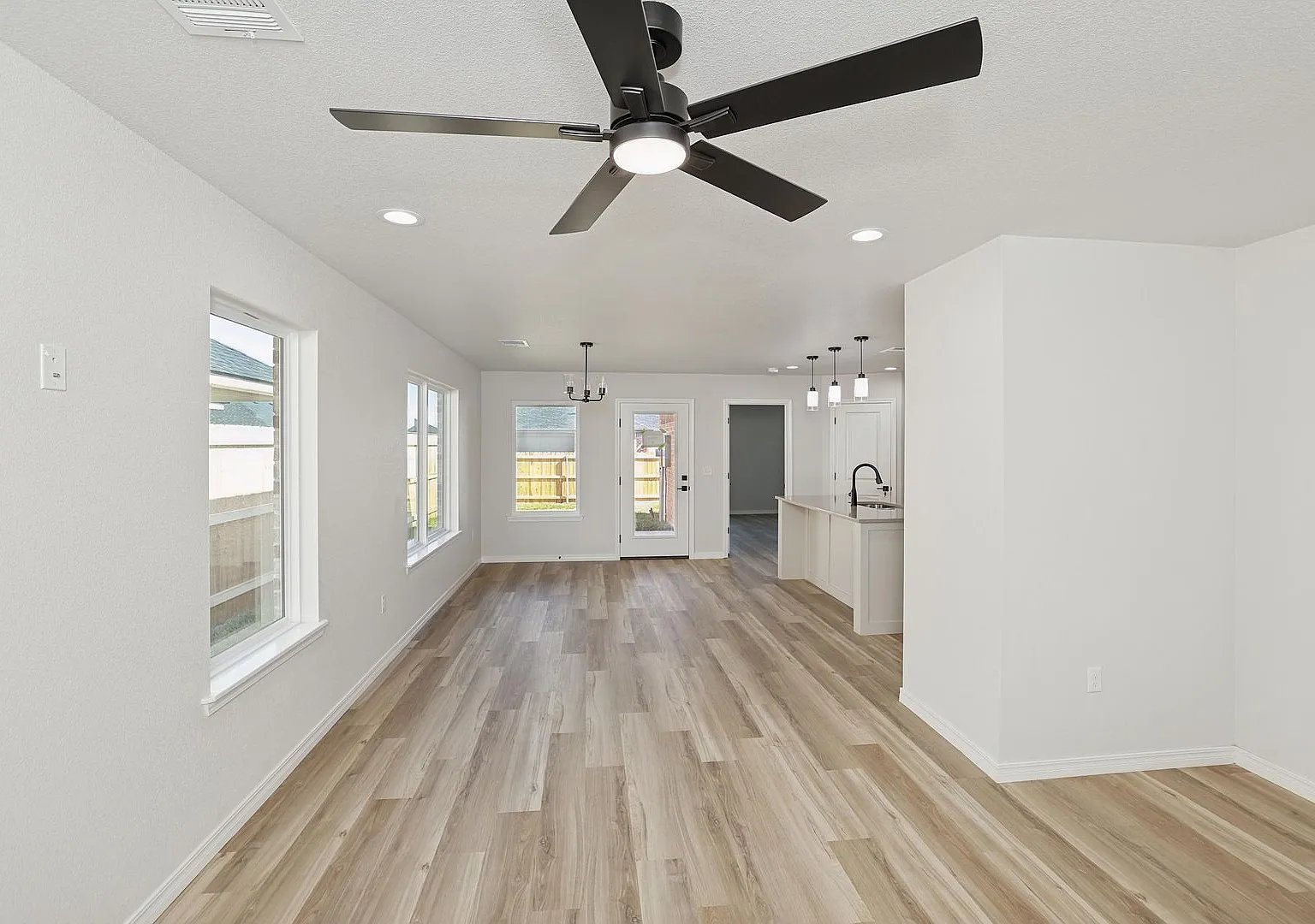 9004 Oakleaf — Photo 3