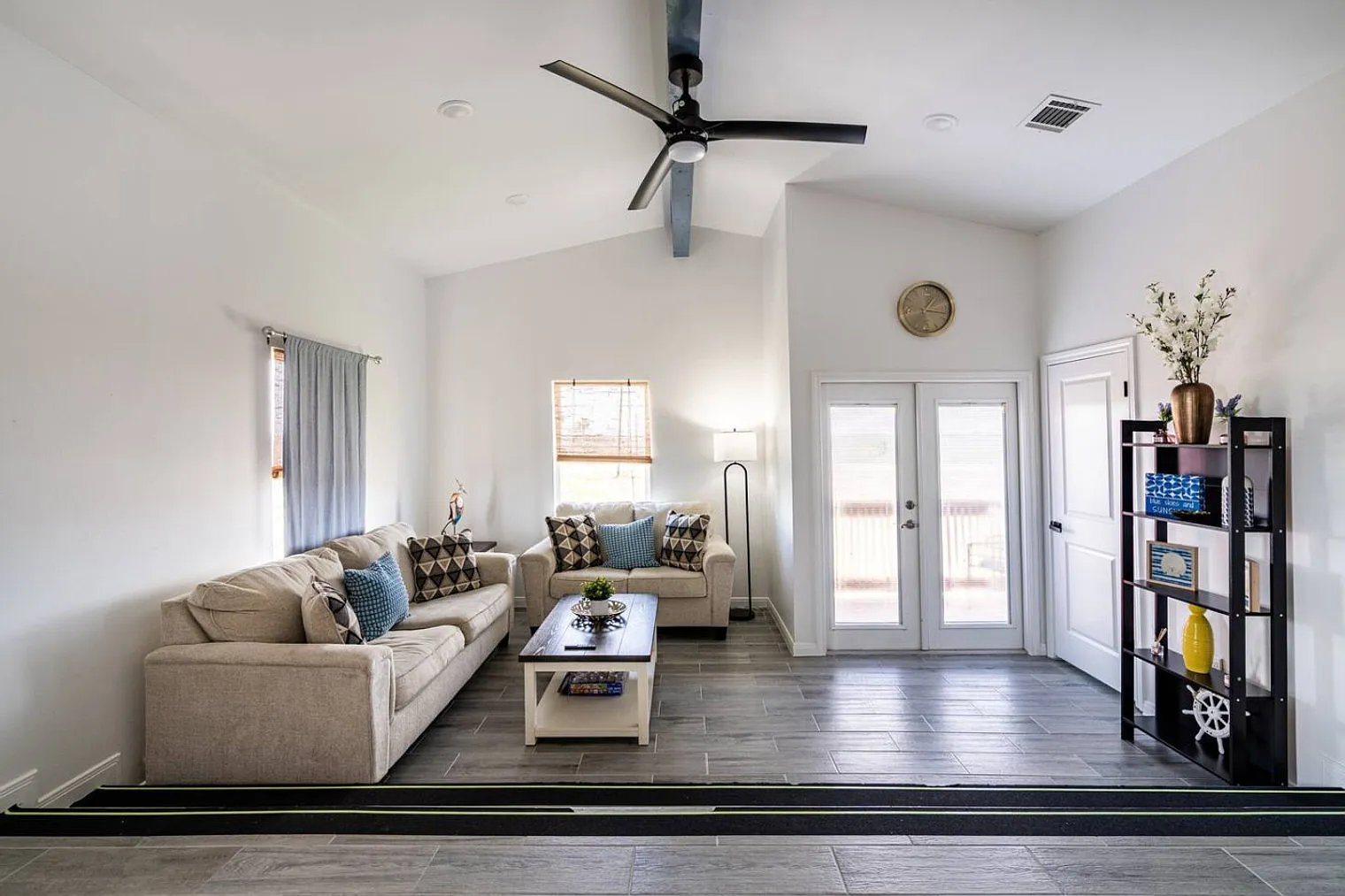 2 bed, 1.0 bath, 1044 sqft, $2,285 — Photo 2