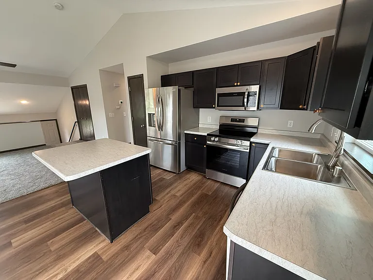 930 Waters Edge Ct — Photo 3
