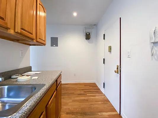 Rented by Kahen Properties | media 8