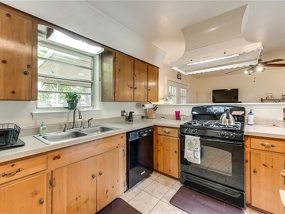 5th image of 137 W Scotland Dr