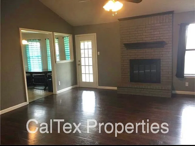 6413 Whitehurst Dr — Photo 3