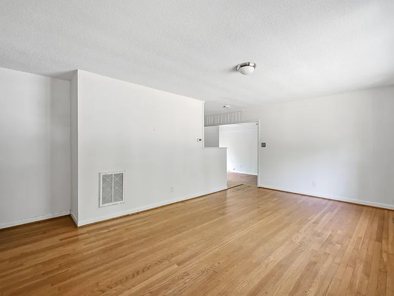 139 Windsor Cir — Photo 13