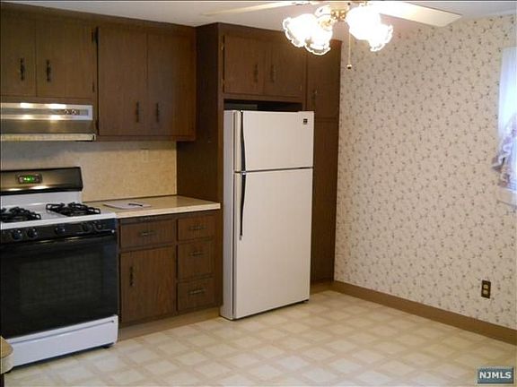 3rd image of 611 Schuyler Ave