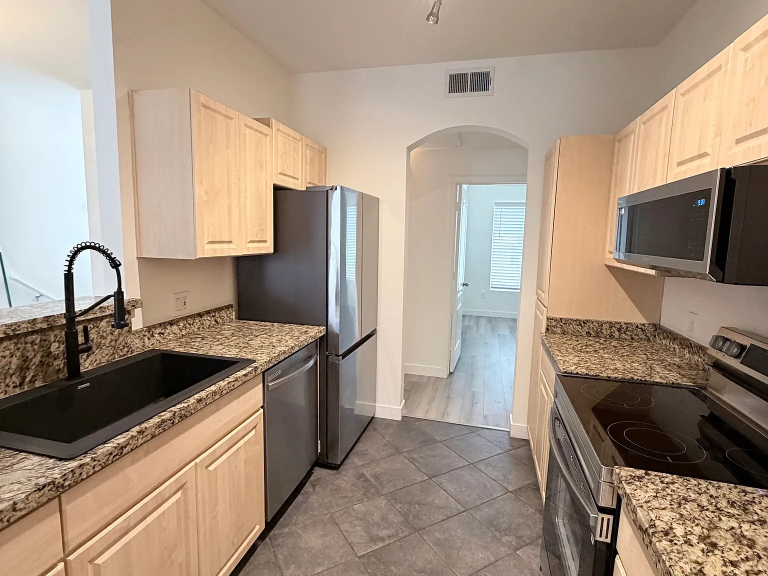 2 bed, 1172 sqft, $1,950 — Photo 3