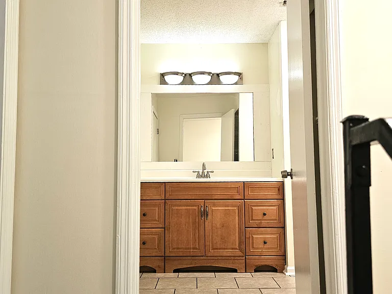 479 Oaktree Sq — Photo 8