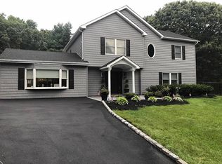 6 Cliffwood Ln, Ridge, NY 11961