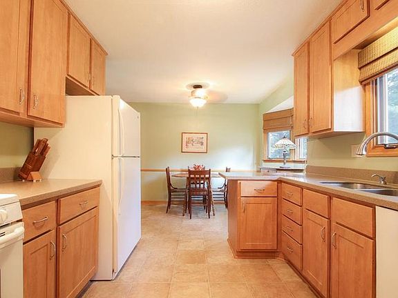 3rd image of 1335 Garland Ln N