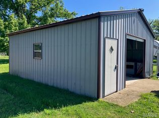 406 E Fayette Ave, Patoka, IL 62875
