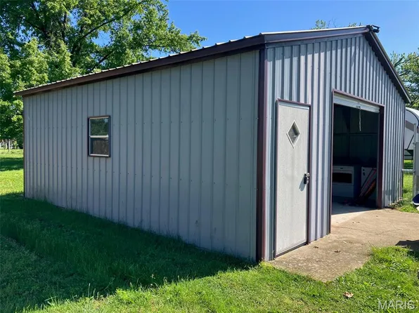406 E Fayette Ave, Patoka, IL 62875