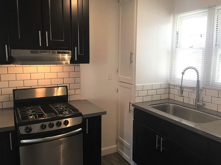 Evans Apartments — Photo 24