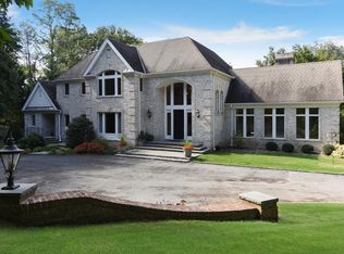 2 S Farm Rd, Port Washington, NY 11050