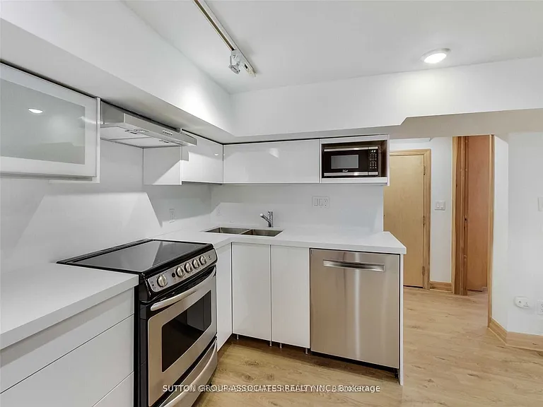 20 Kendal Ave #LOWER — Photo 4