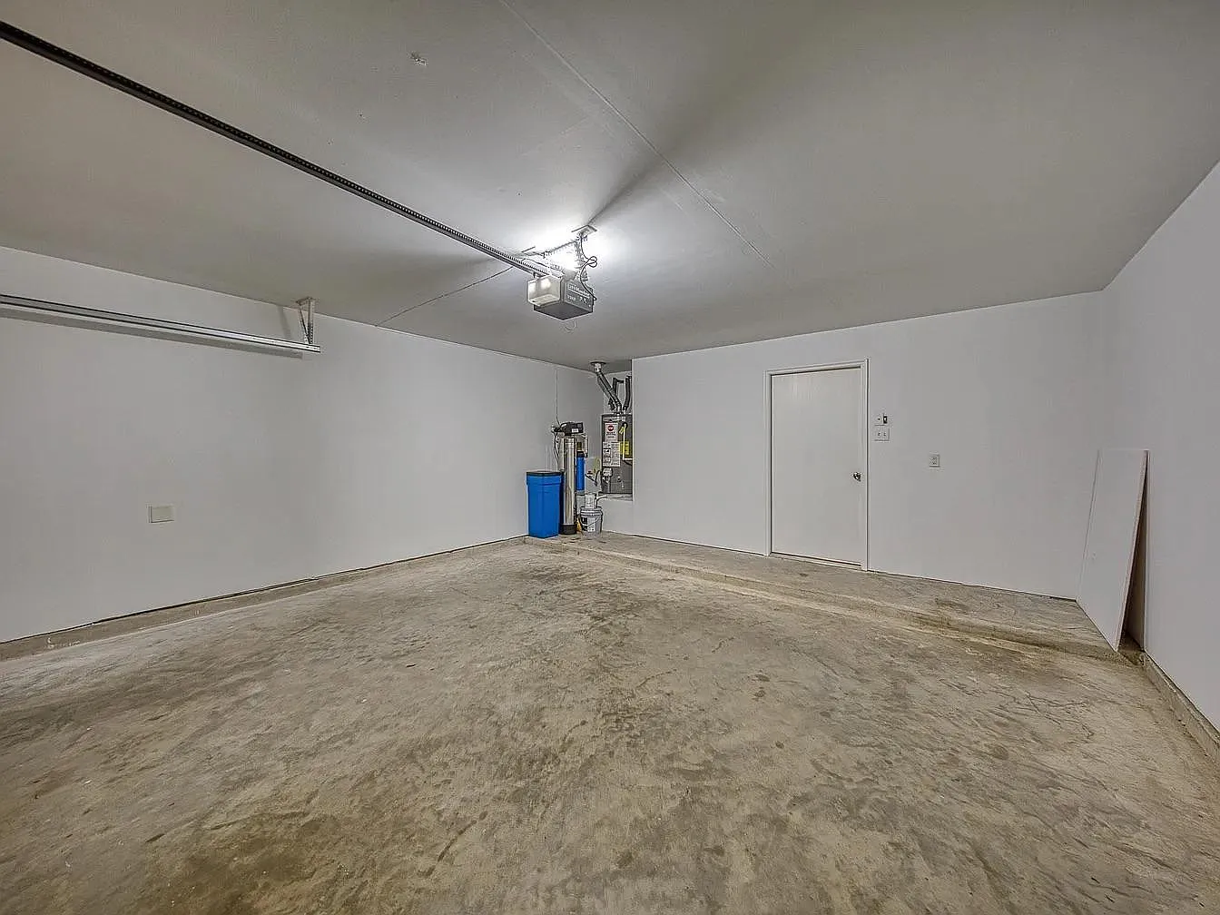 4 bed, 2.5 bath, 2650 sqft, $797 — Photo 2