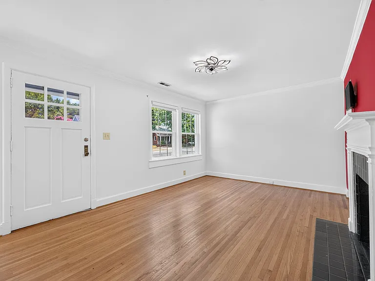 2113 Scott Ave — Photo 4