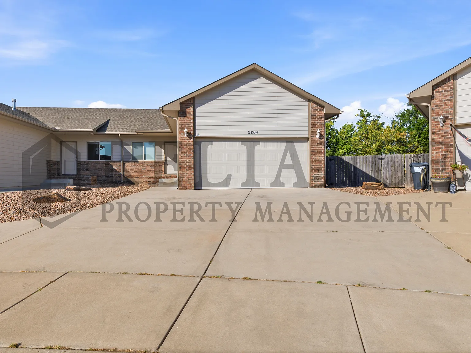 2204 E Quivira Cir (OH) - 1 — Photo 2