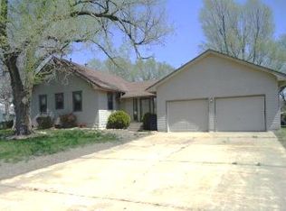 802 S Ridge Rd, Osage City, KS 66523