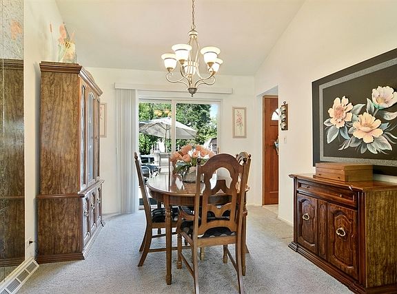 5th image of 44 Glenbrook Dr