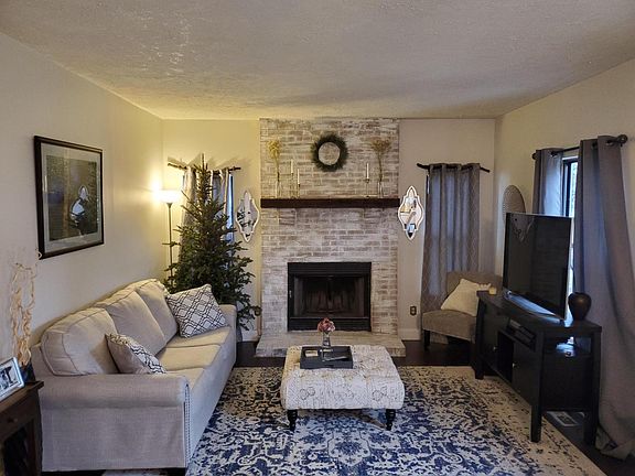 4th image of 3375 Grovepark Dr