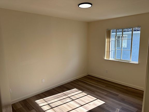 3rd image of 300 30th St APT 9