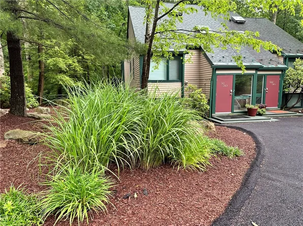 561 Laurel Pond Dr, Farmington, PA 15437