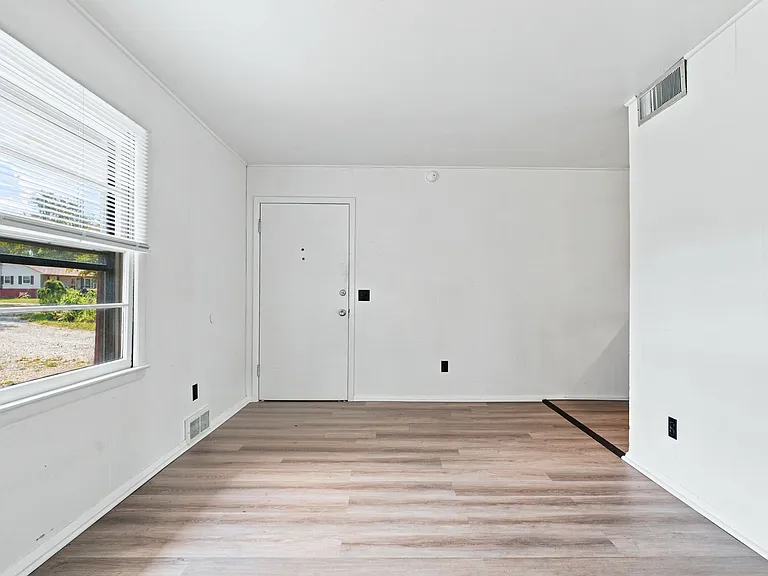 1300 Lola Ave — Photo 7