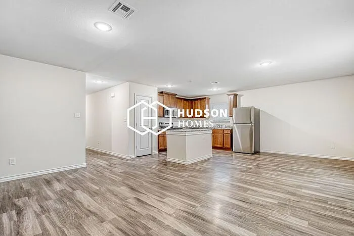 3 bed, 2.0 bath, 1298 sqft, $999 — Photo 4