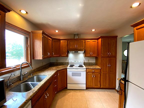 3rd image of 3211 Canyon Rd