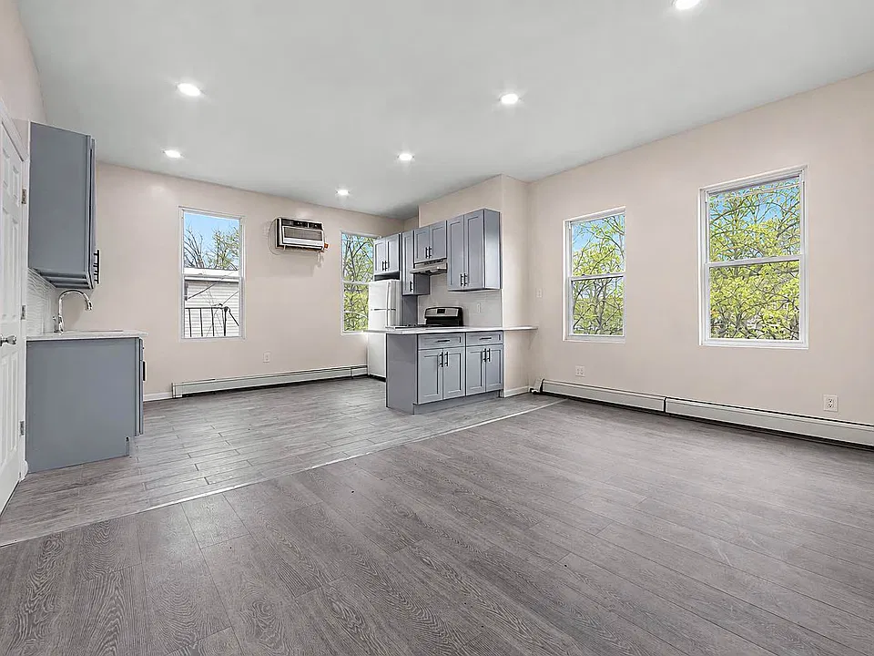 142 Driggs Ave #PENTHOUSE