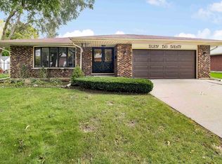 3220 Brookmeade Dr, Rolling Meadows, IL 60008