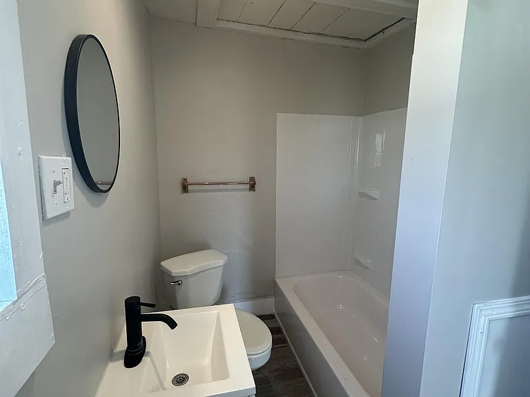 7613 Bancroft Ave — Photo 1