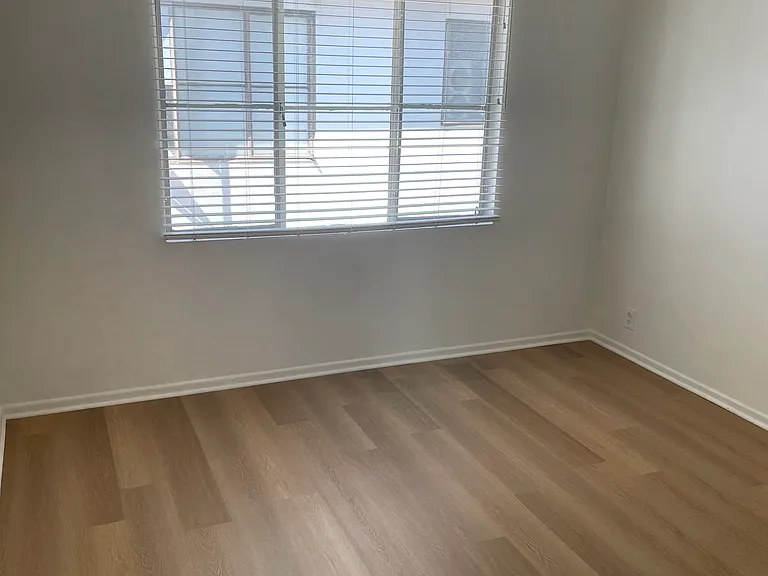 3187 S Barrington Ave — Photo 10