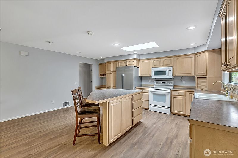 5th image of 3409 99th Avenue E